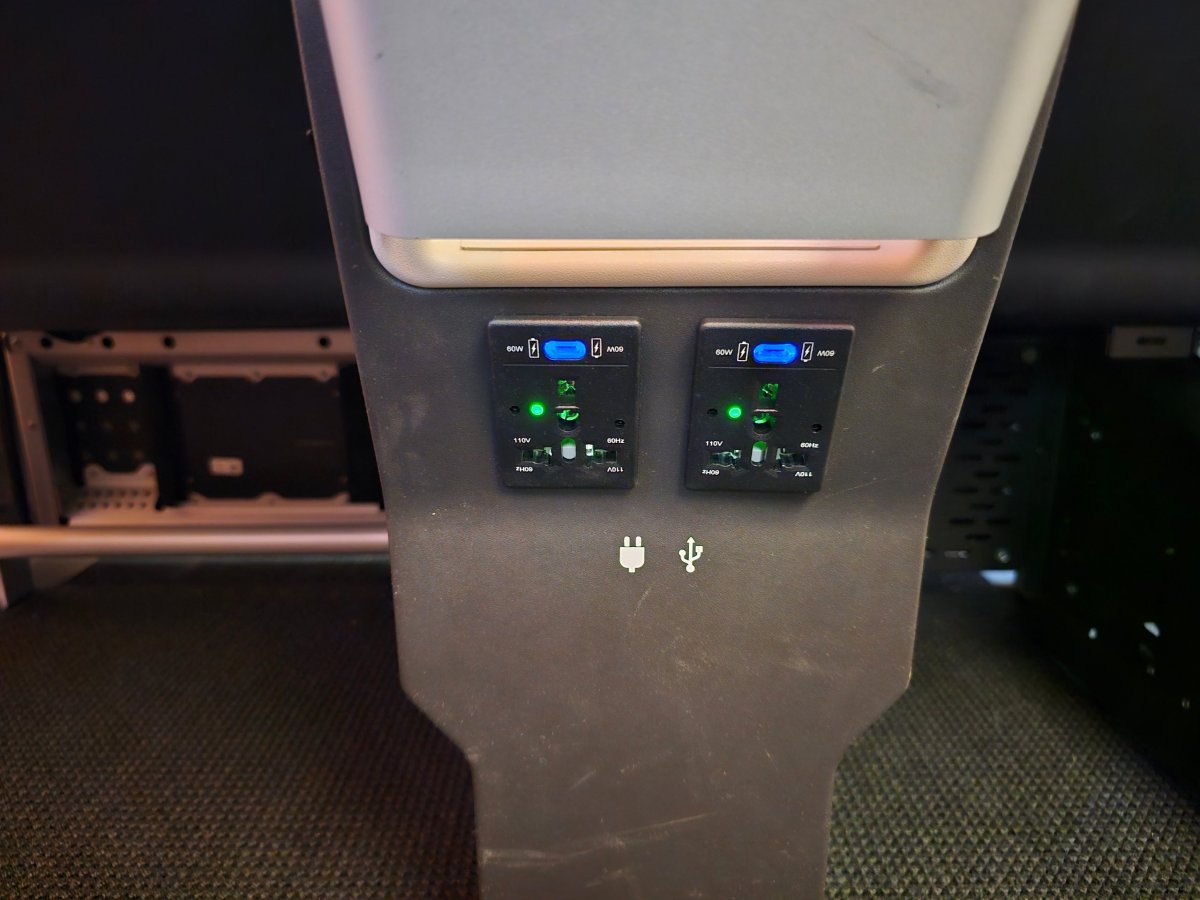 Univerzální zásuvka a USB-C porty