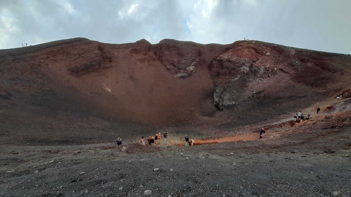 Nižší kráter. Volně přístupný, dá se sejít kousek do něj, na první pohled stejný jako ten horní. Ale chybí tu smrad síry a stoup