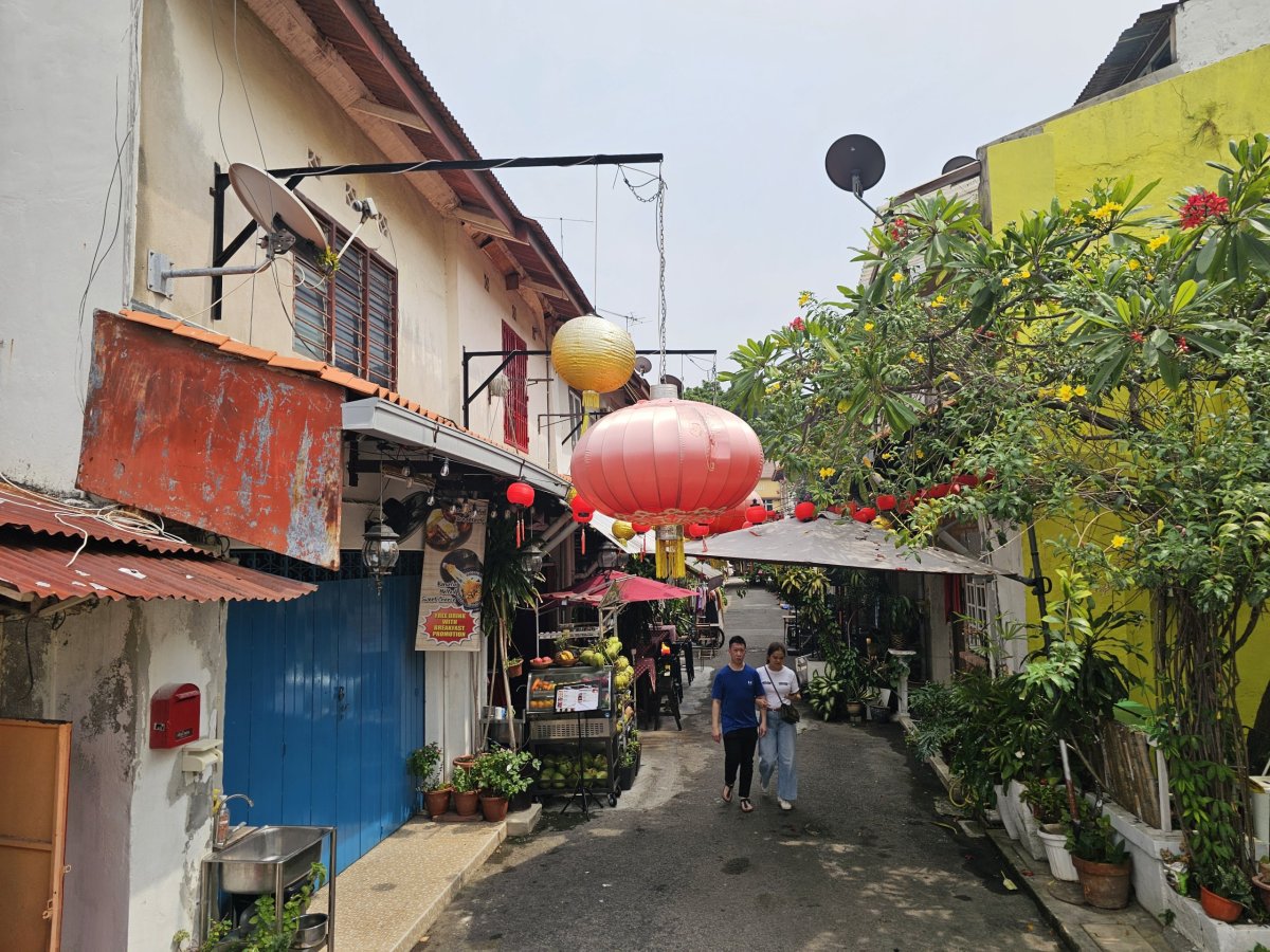 Boční uličky podél řeky