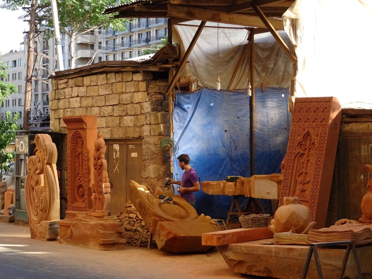 Výroba chačkarů v Jerevanu