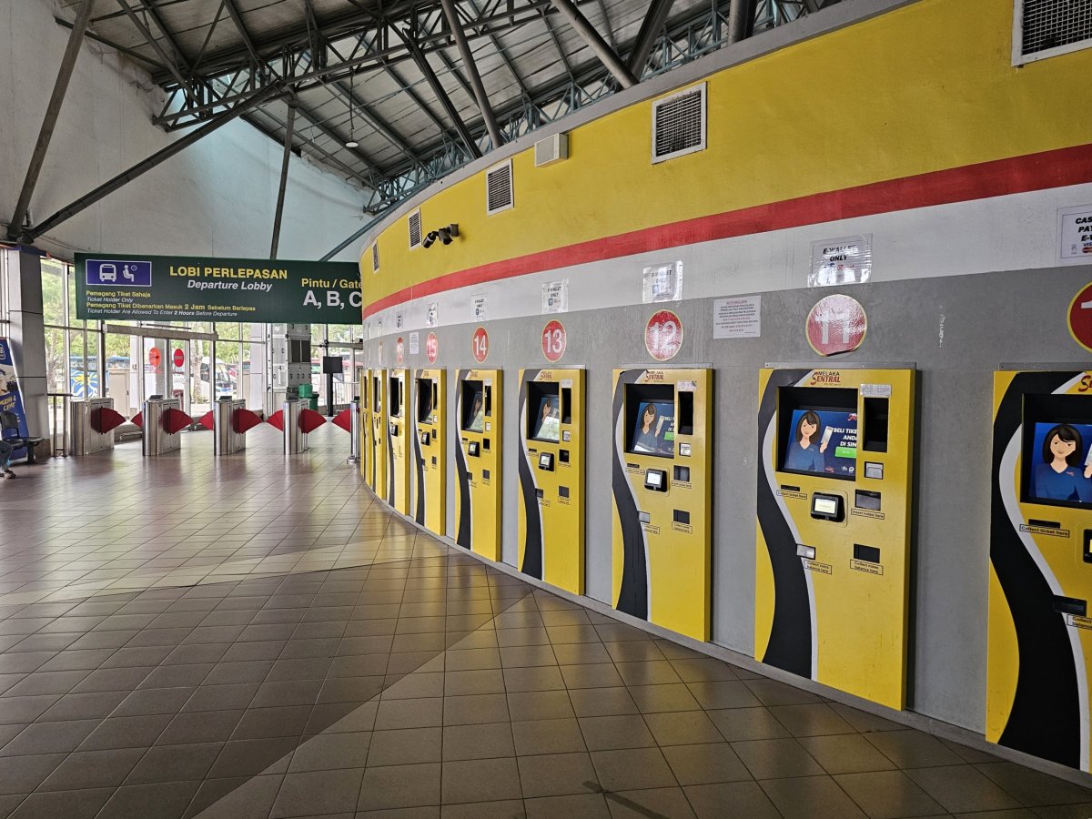 Automaty na prodej jízdenek, autobusová stanice