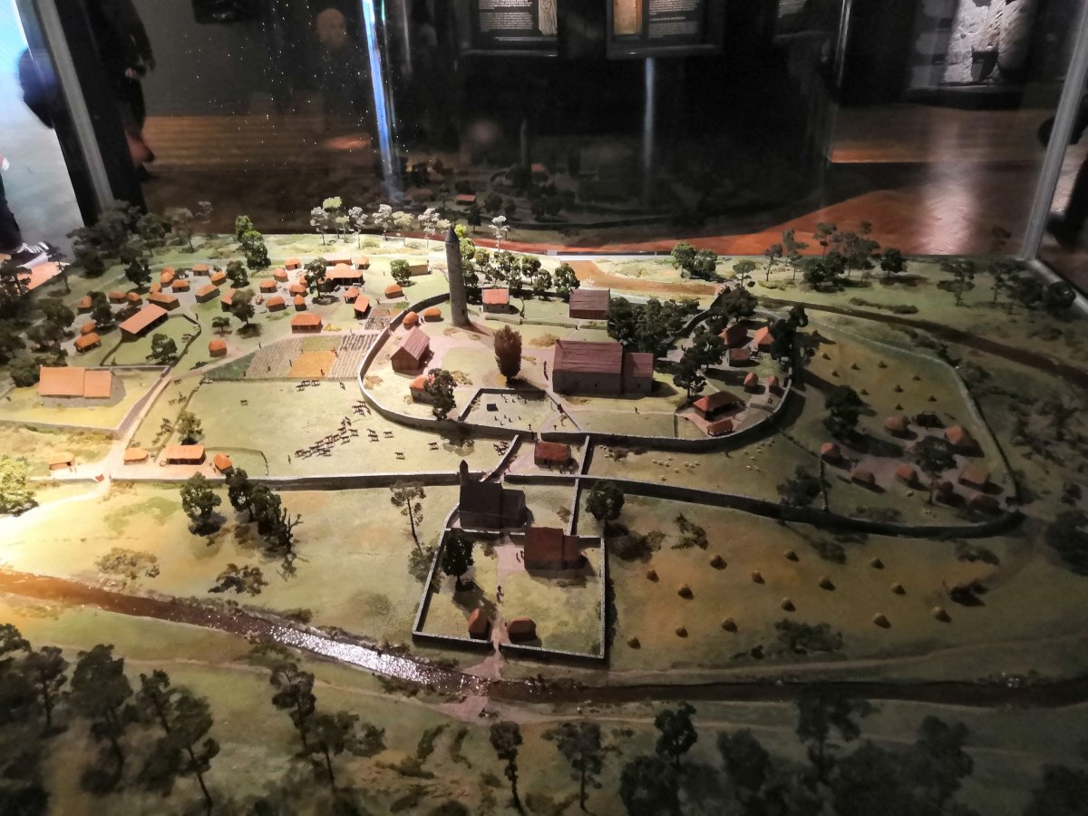 Původní vzhled vesnice s klášterem