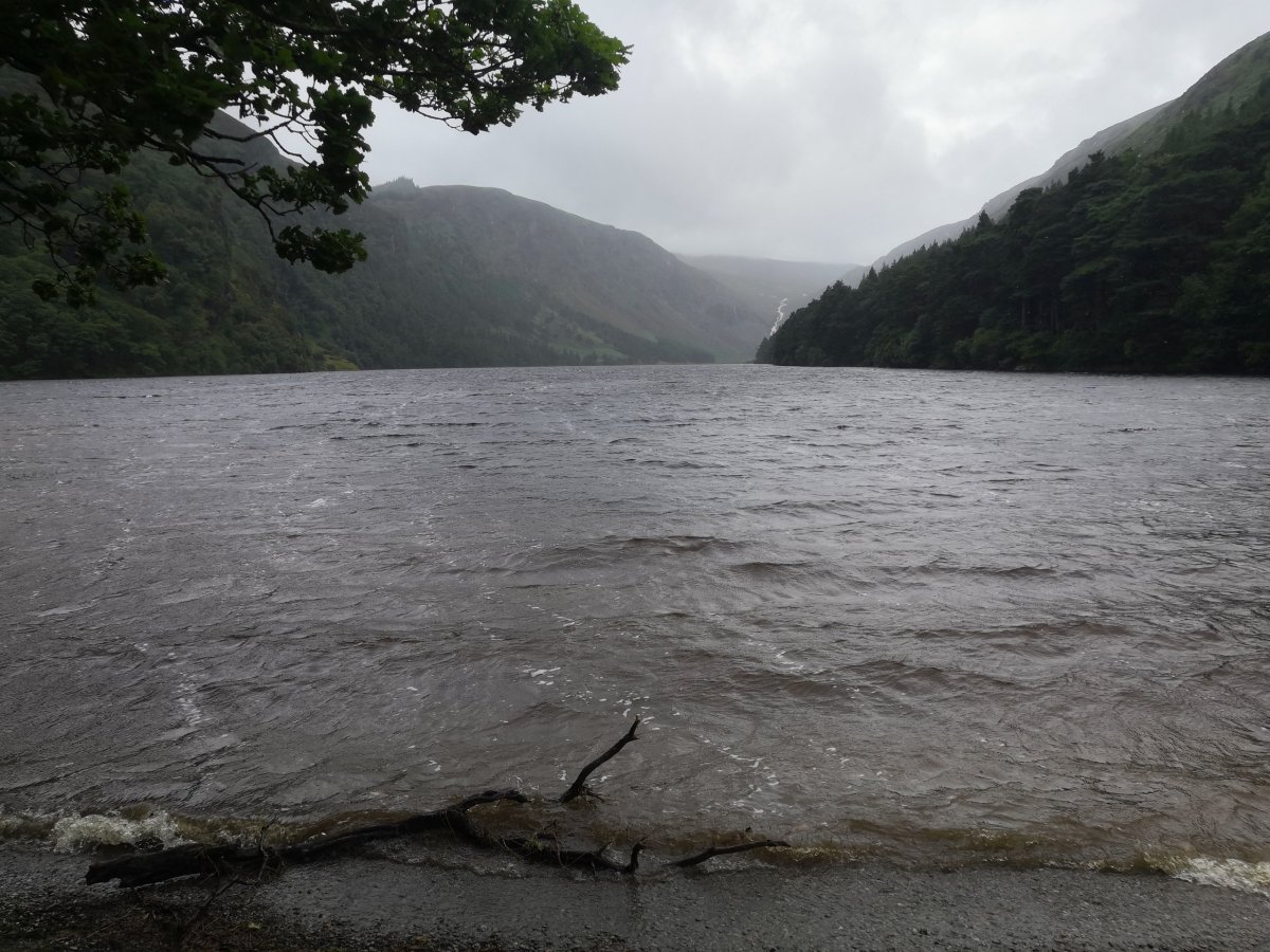 Pohled na jezero ze břehu
