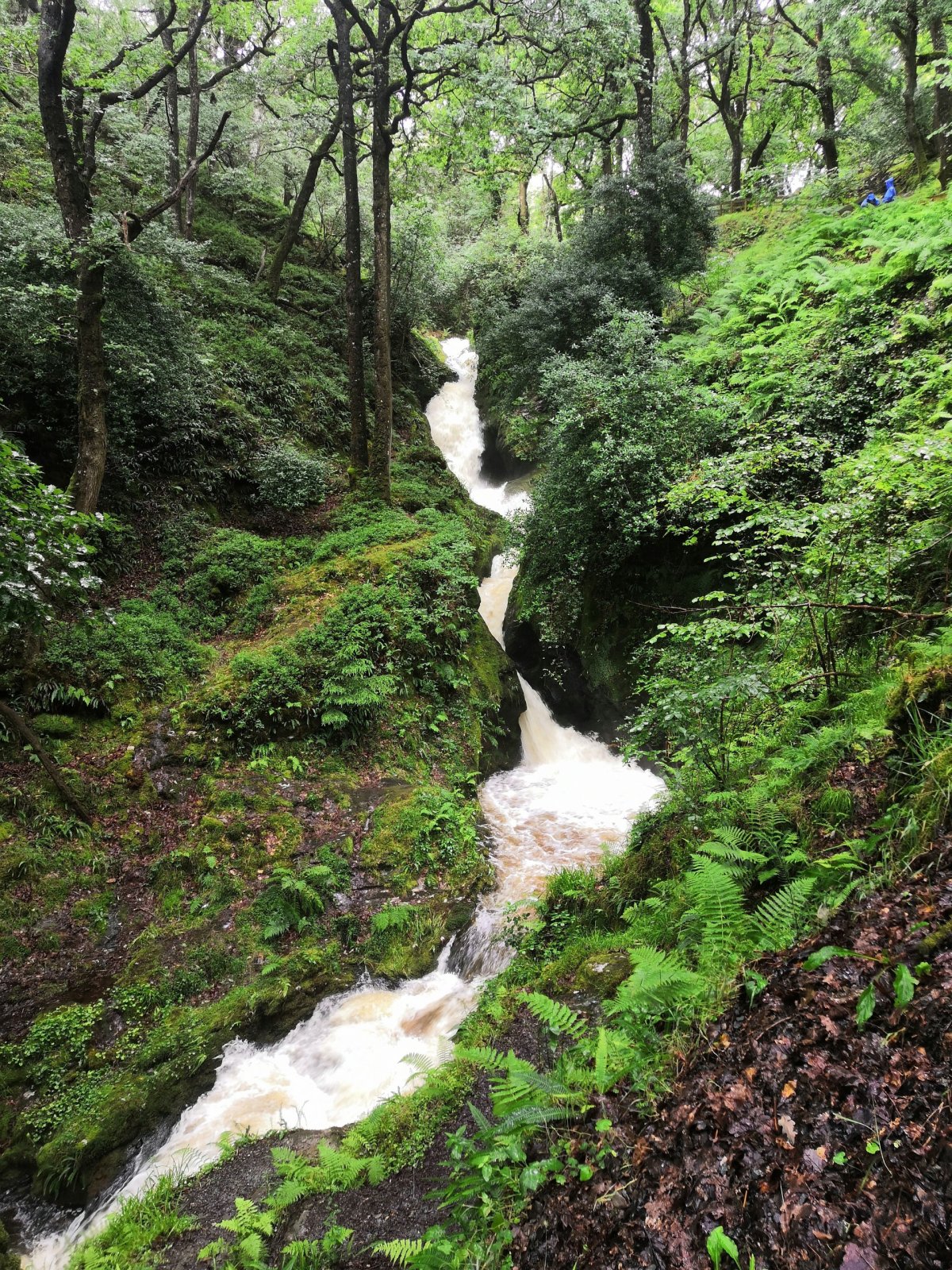 Vodopád při cestě nad jezero
