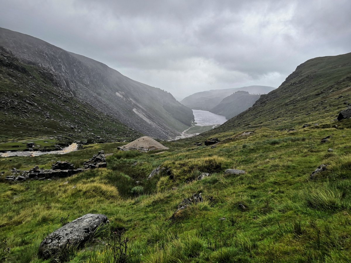 Pohled na jezero od mostu přes řeku