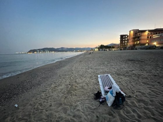 Fornaci - široká pláž před hasičskou stanicí