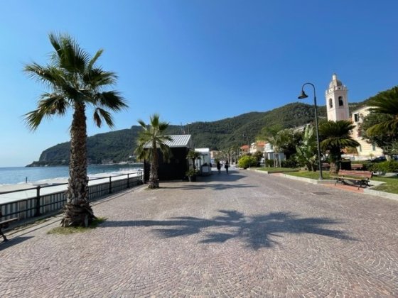 Pobřežní promenáda v Noli