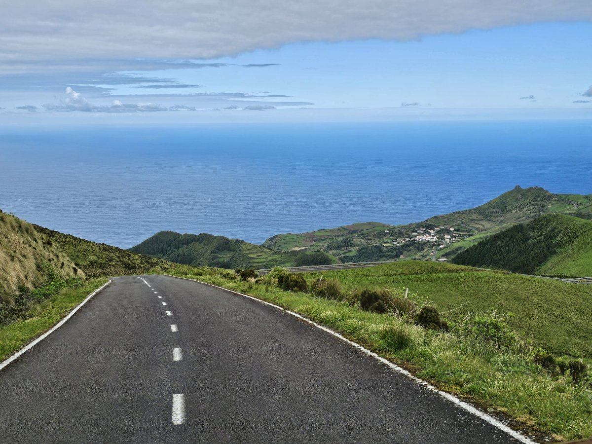 Strmá silnice zcela mimo civilizaci