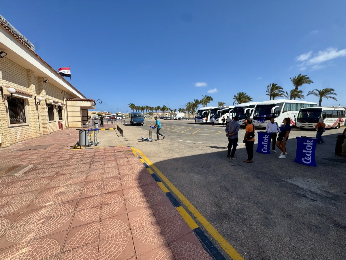 Delegáti a autobusy ihned před terminálem