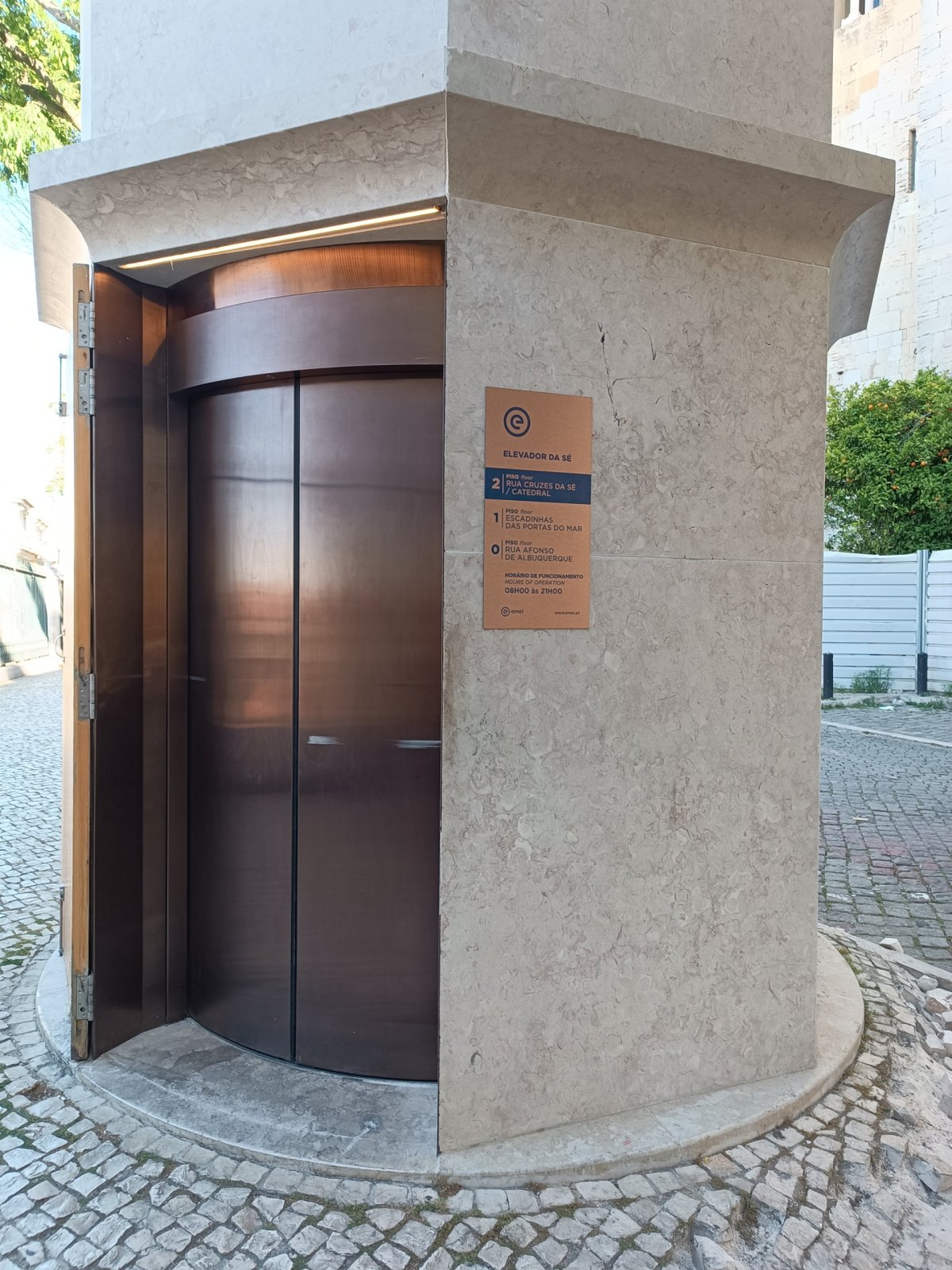 Výtah z pobřeží ke katedrále Sé (horní stanice)