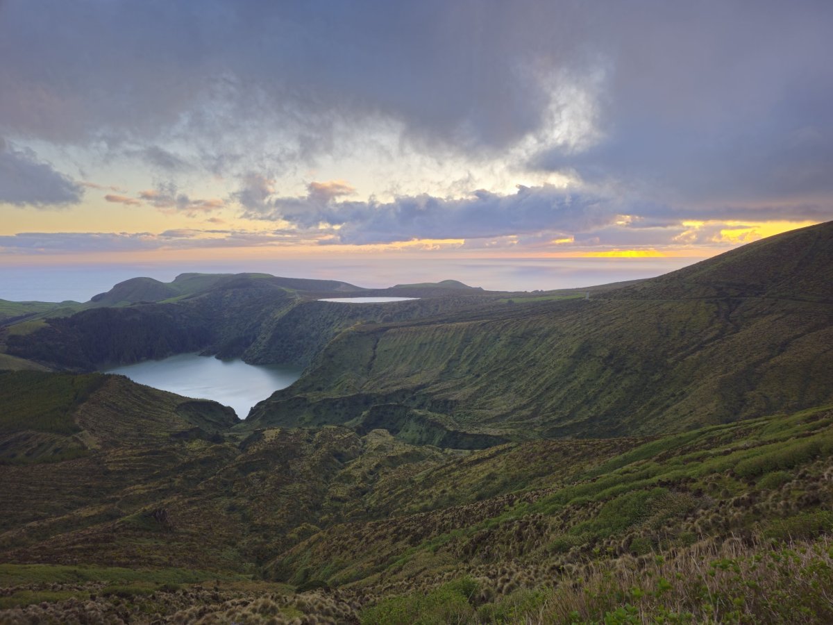 Miradouro Lagoas Funda e Rasa při západu slunce