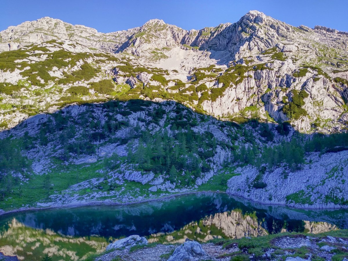 Jezero v Ledvicah a schovaný stan