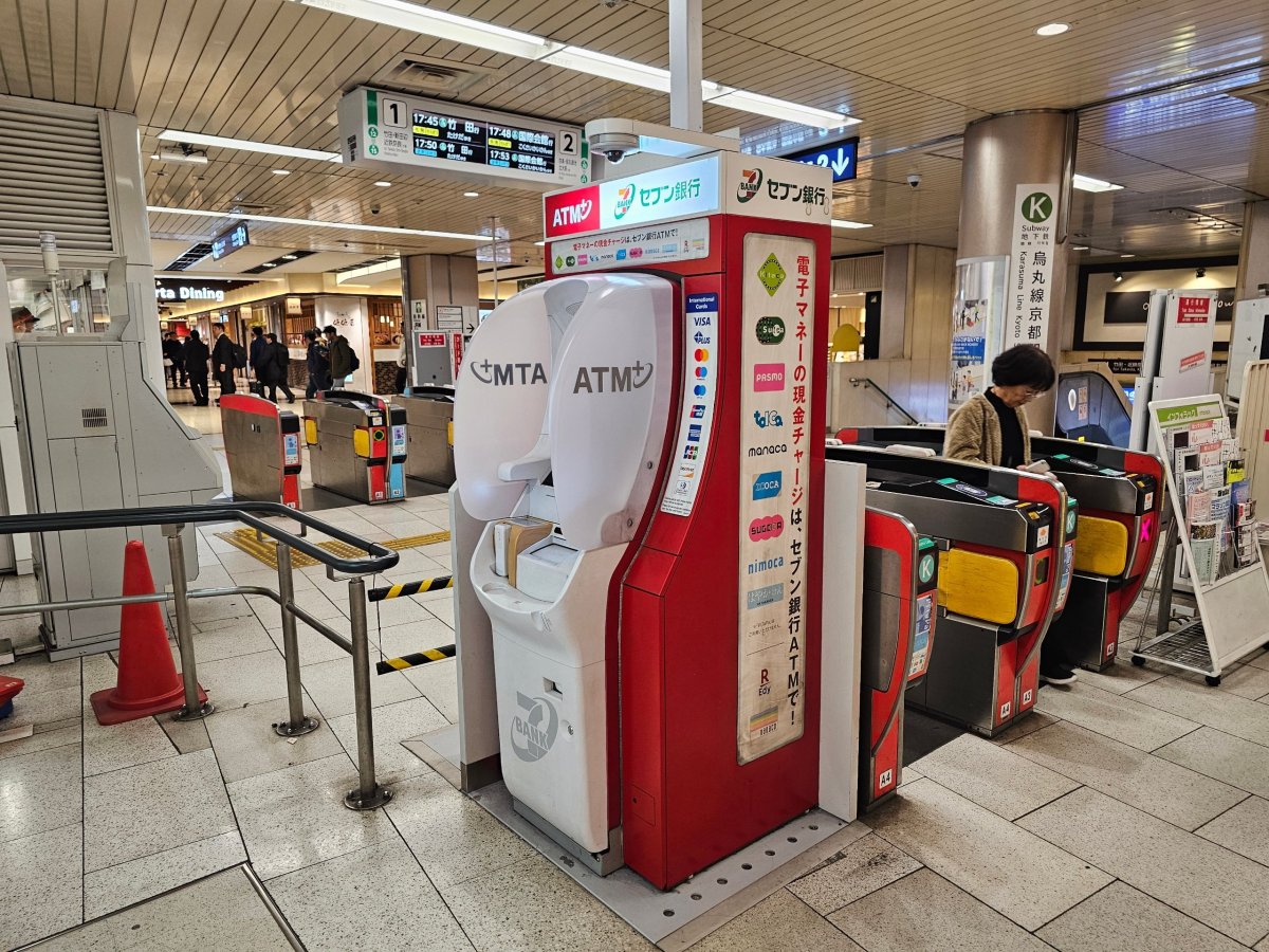 Bankomat ve stanici metra