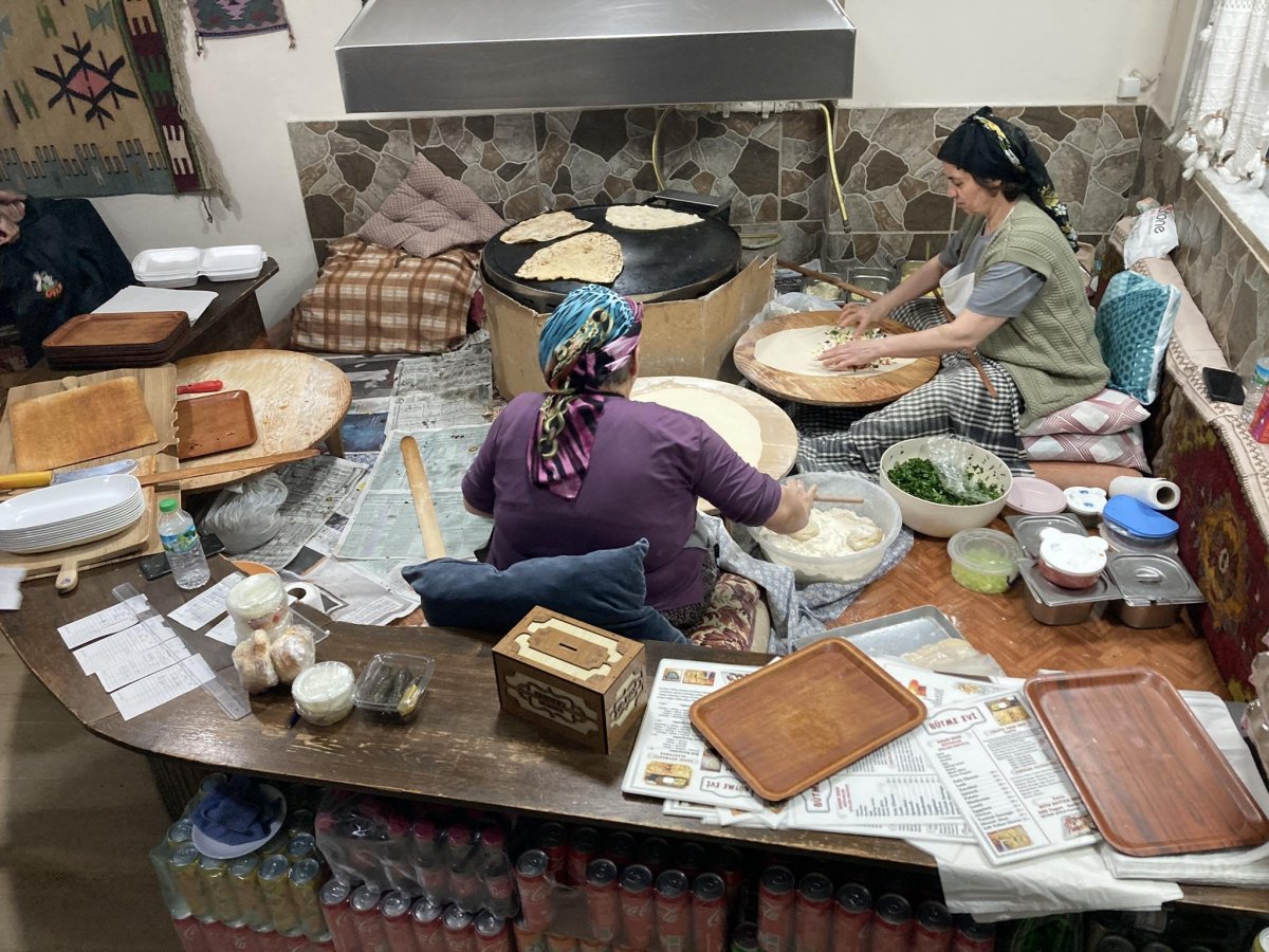 Turecké ženy pečící placky