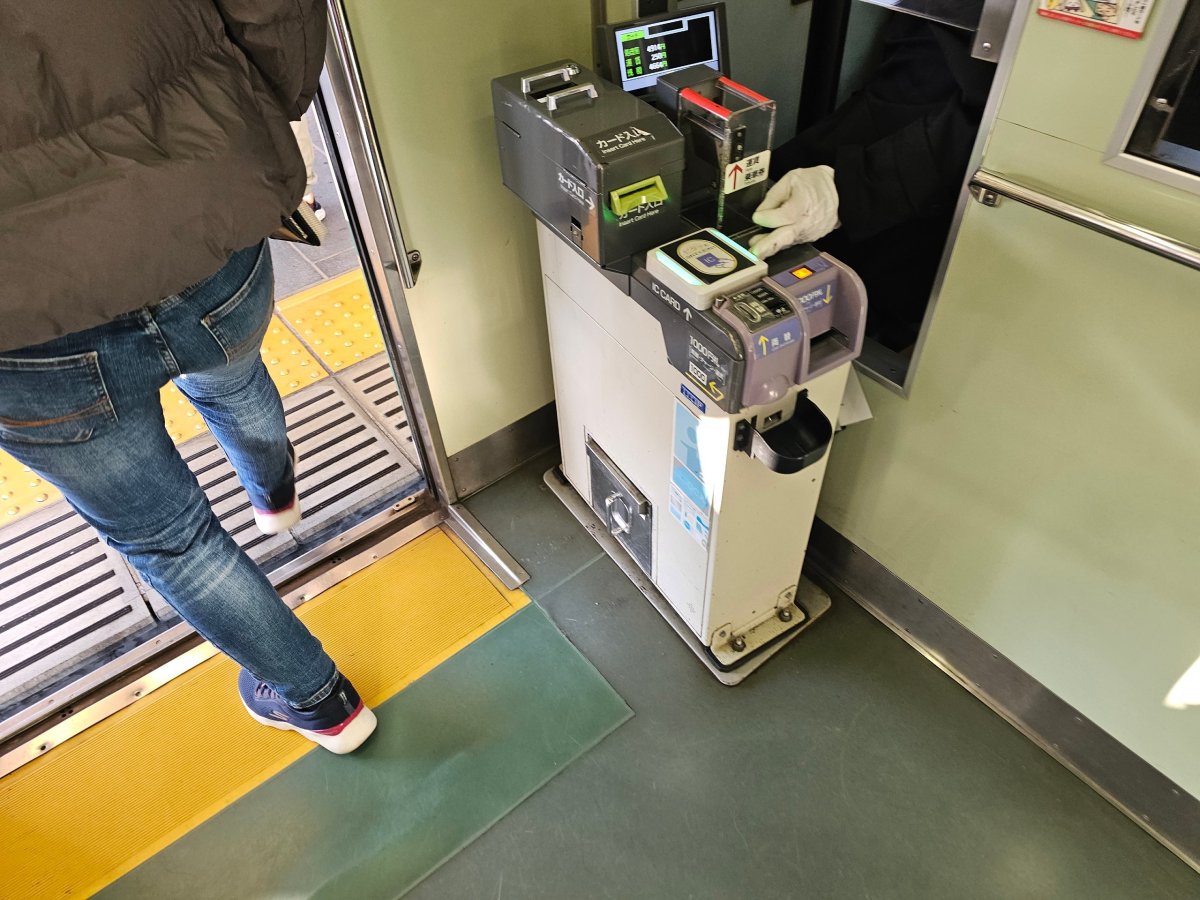 Placení jízdného v tramvaji při výstupu