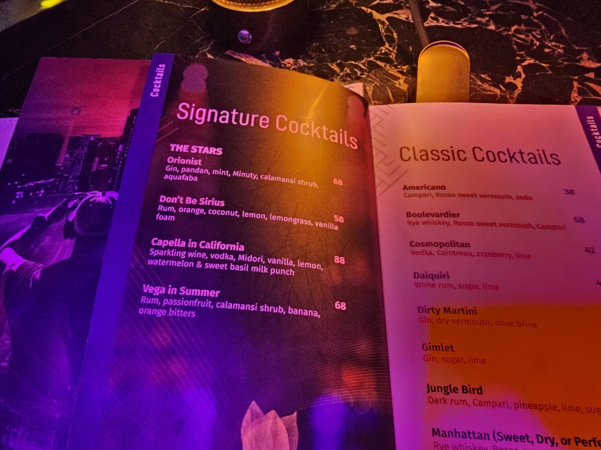 Signature Cocktails v hotelovém baru