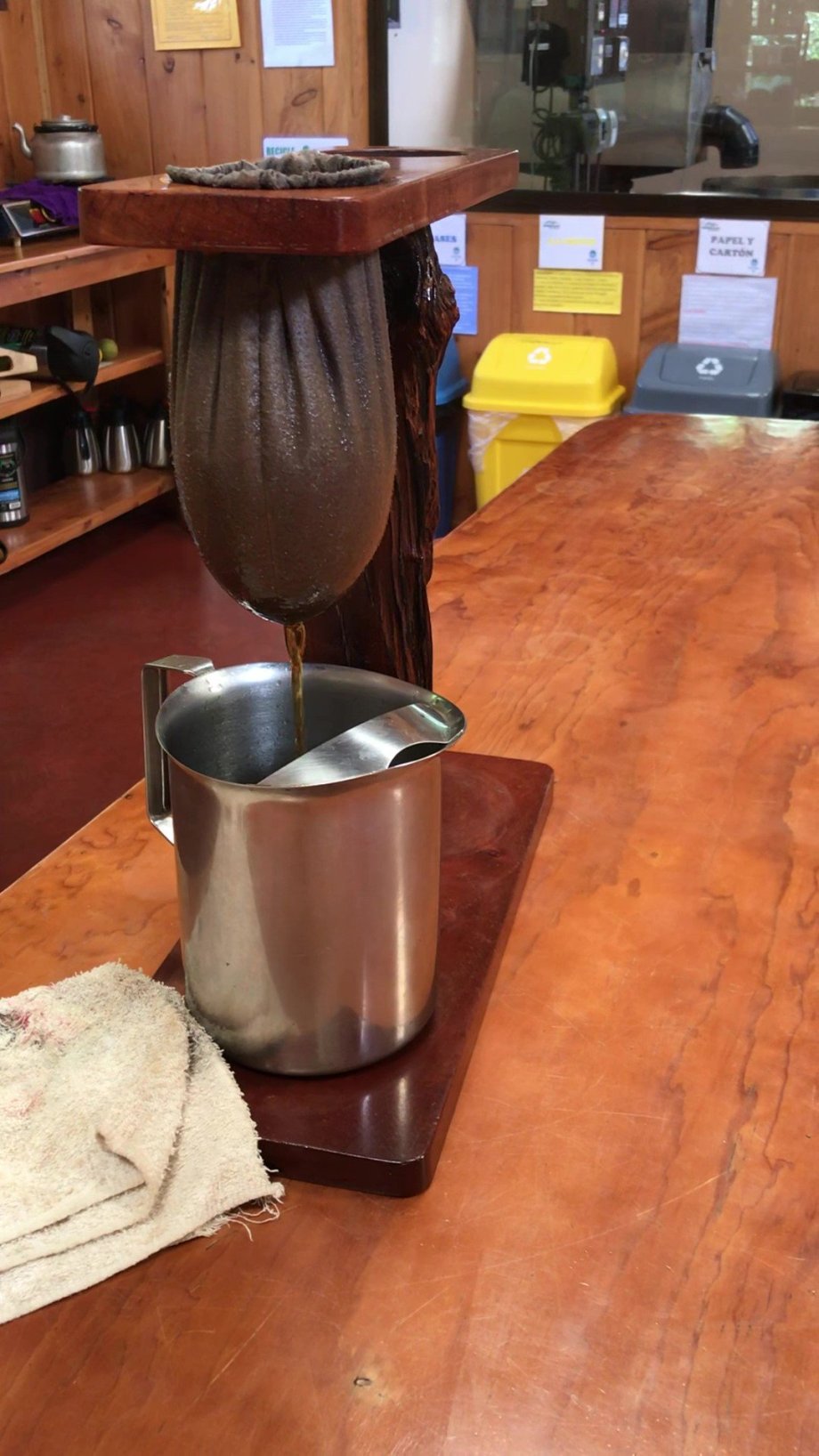 čerstvě namletá káva filtrovaná přes plátýnko