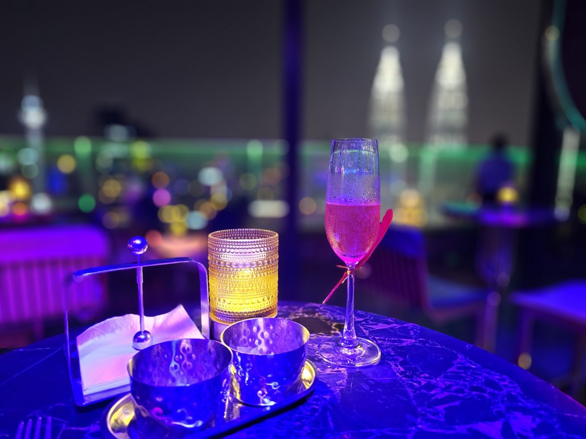 Koktejl v hotelovém baru