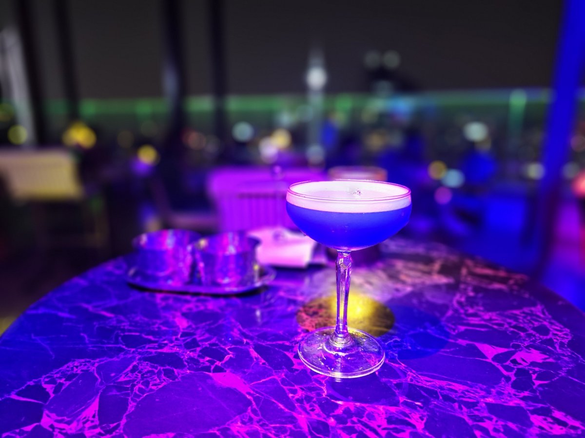 Koktejl v hotelovém baru