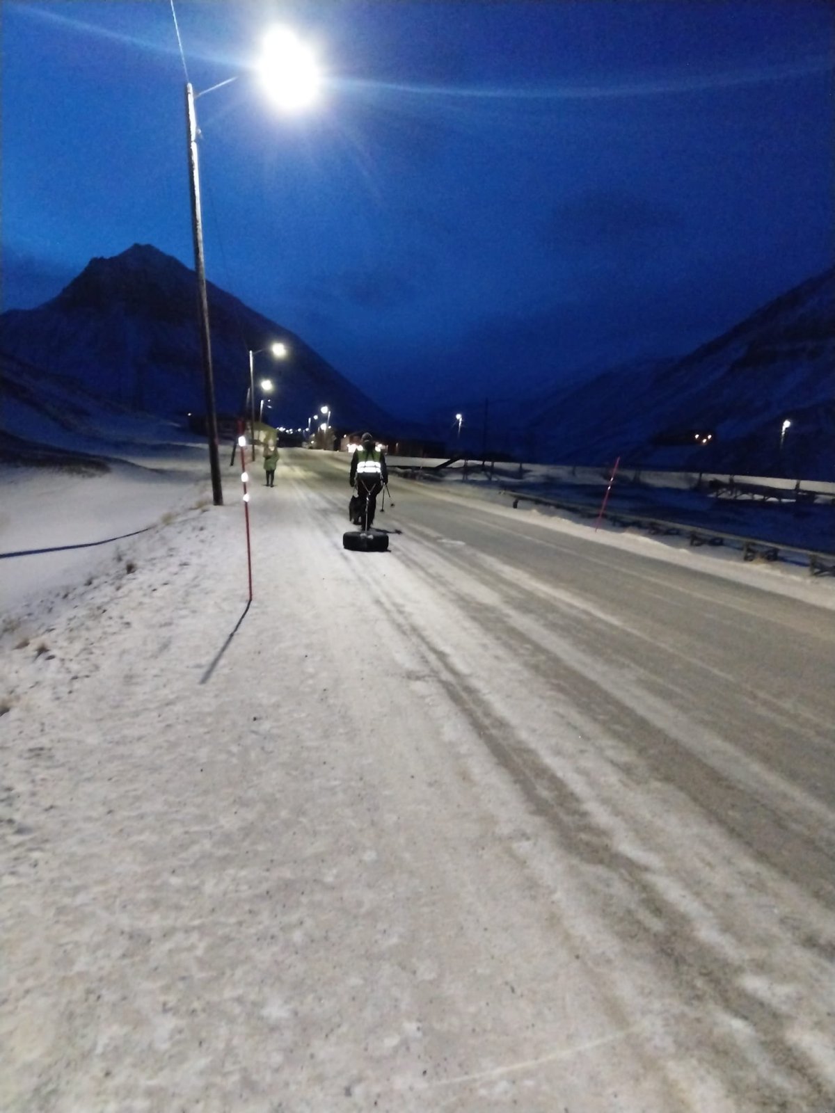 Místní za sebou často tahali pneumatiky. Doteď nevíme, proč :) 