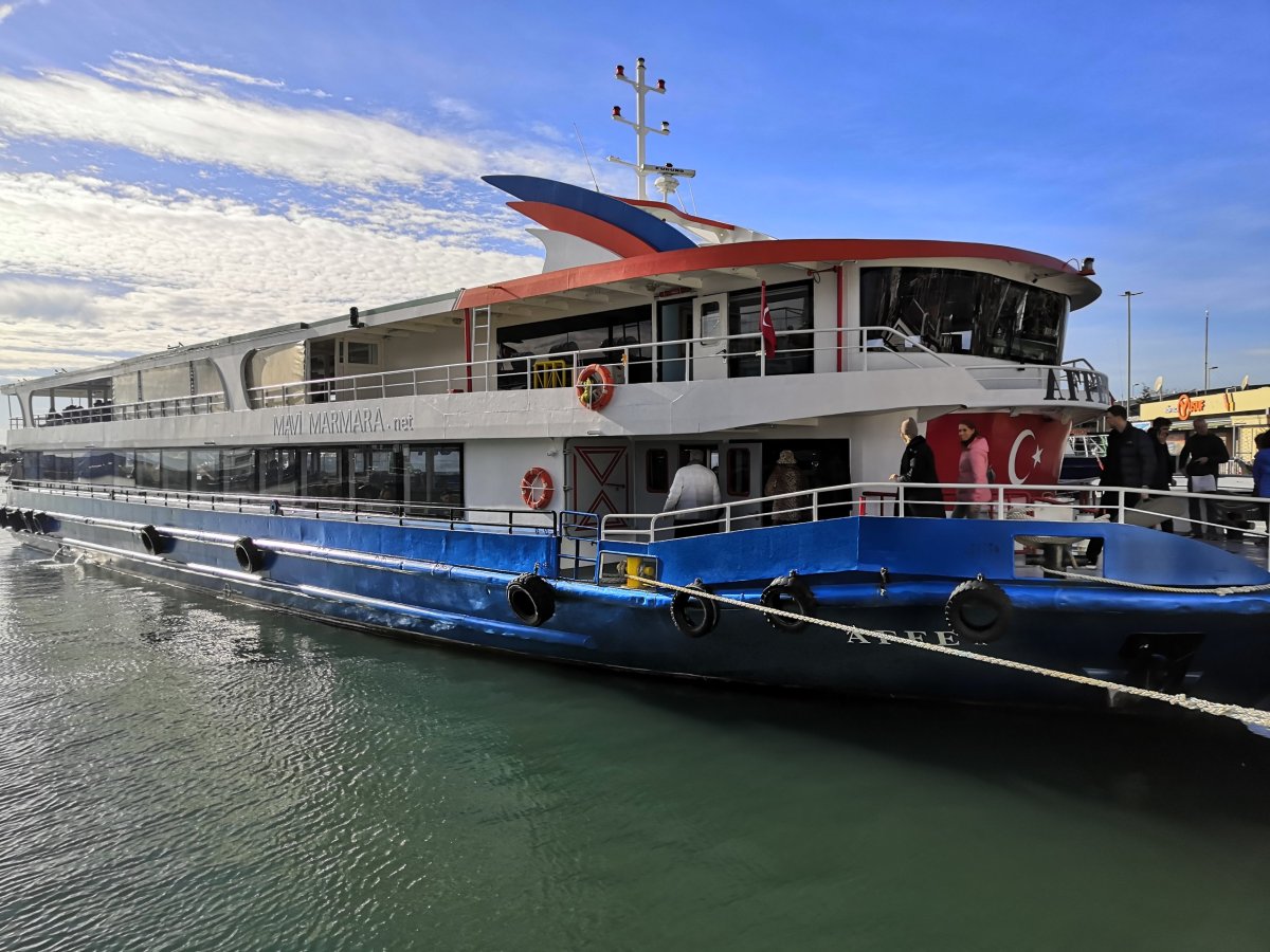 Loď v přístavu Bostanci