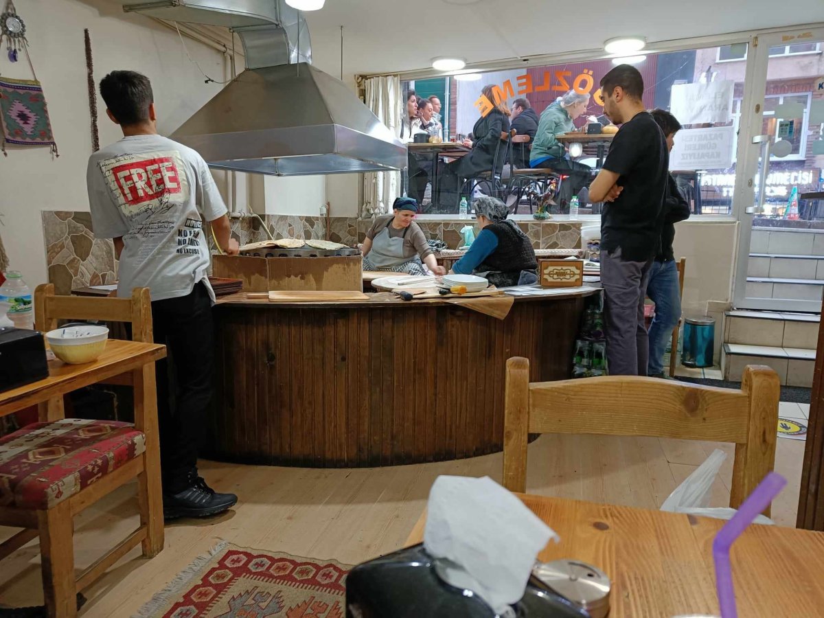 Turecké ženy pečící placky