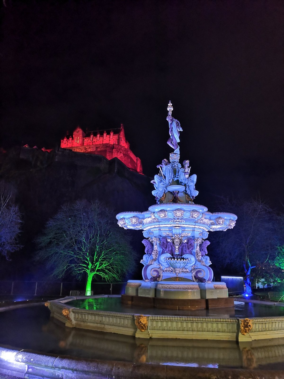 Ross Fountain v pozadí s Edinburgh Castle