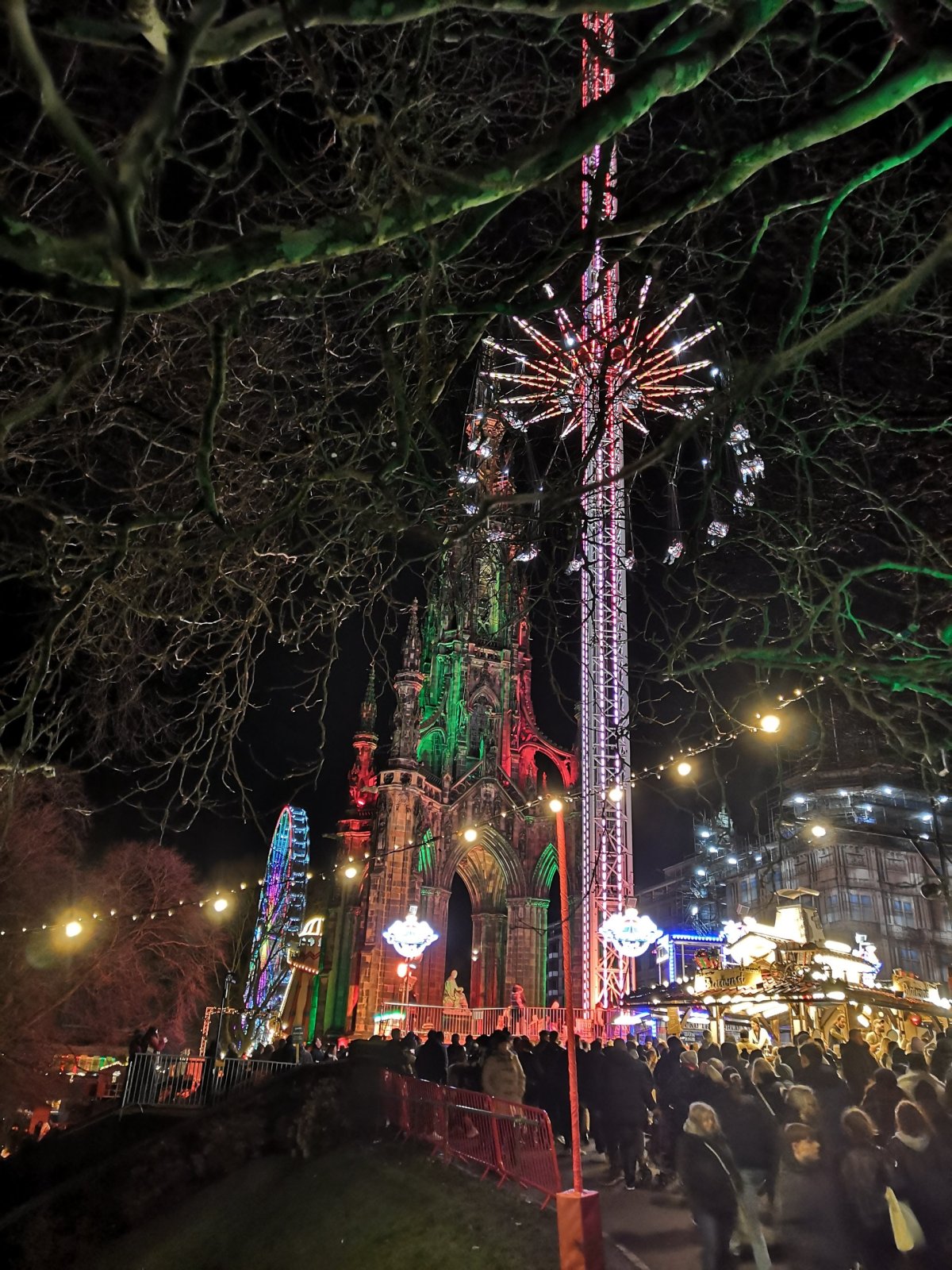 Vánoční trhy a Scott Monument na East Princes Street Gardens