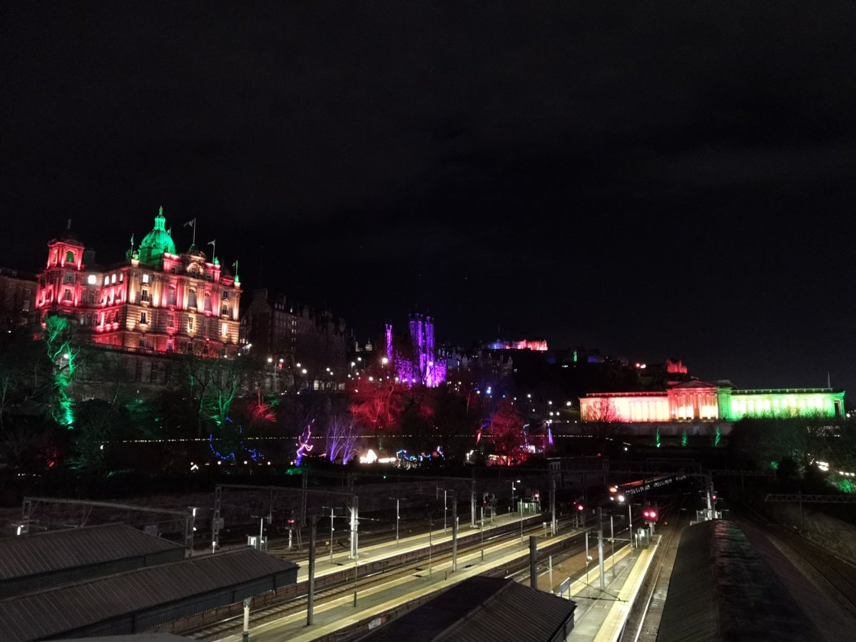Bank of Scotland (vlevo) a Scottish National Gallery