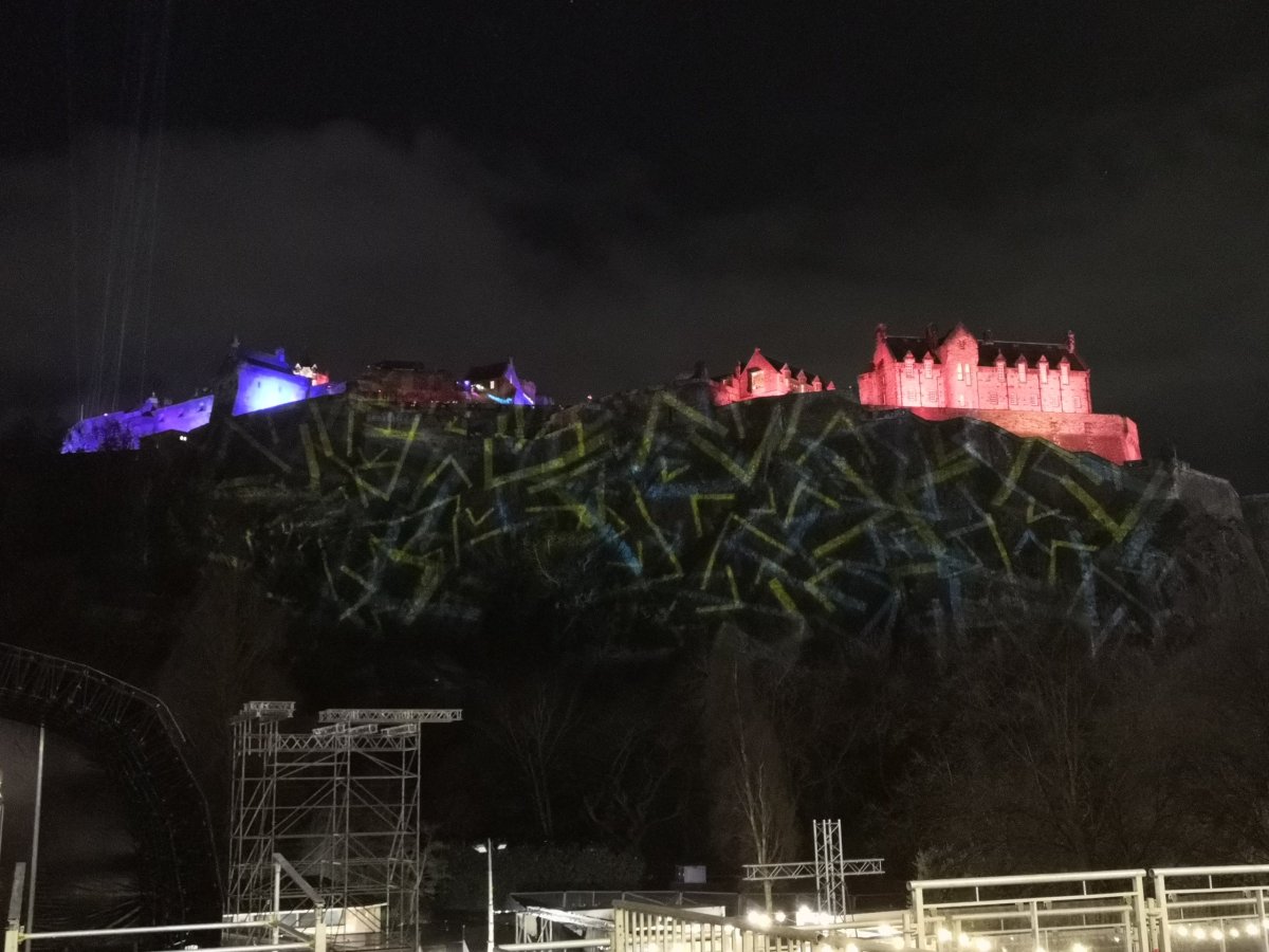 Osvětlený hrad z parku West Princes Street Gardens