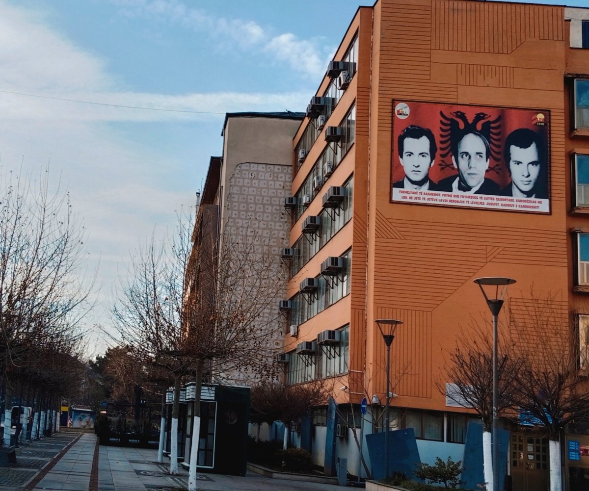 Politickou situaci připomínají na domech i volební bilboardy