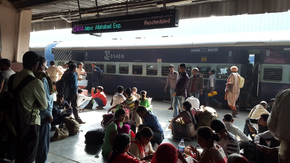 Čekáme pár hodin na nádraží Jaipur