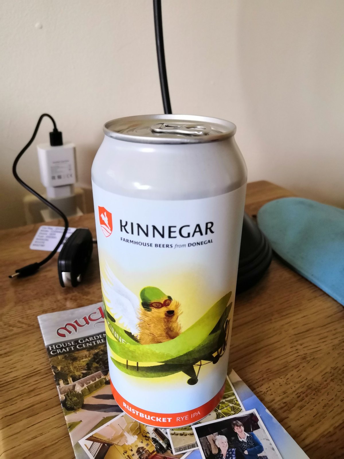 Pivo se psem v letadle