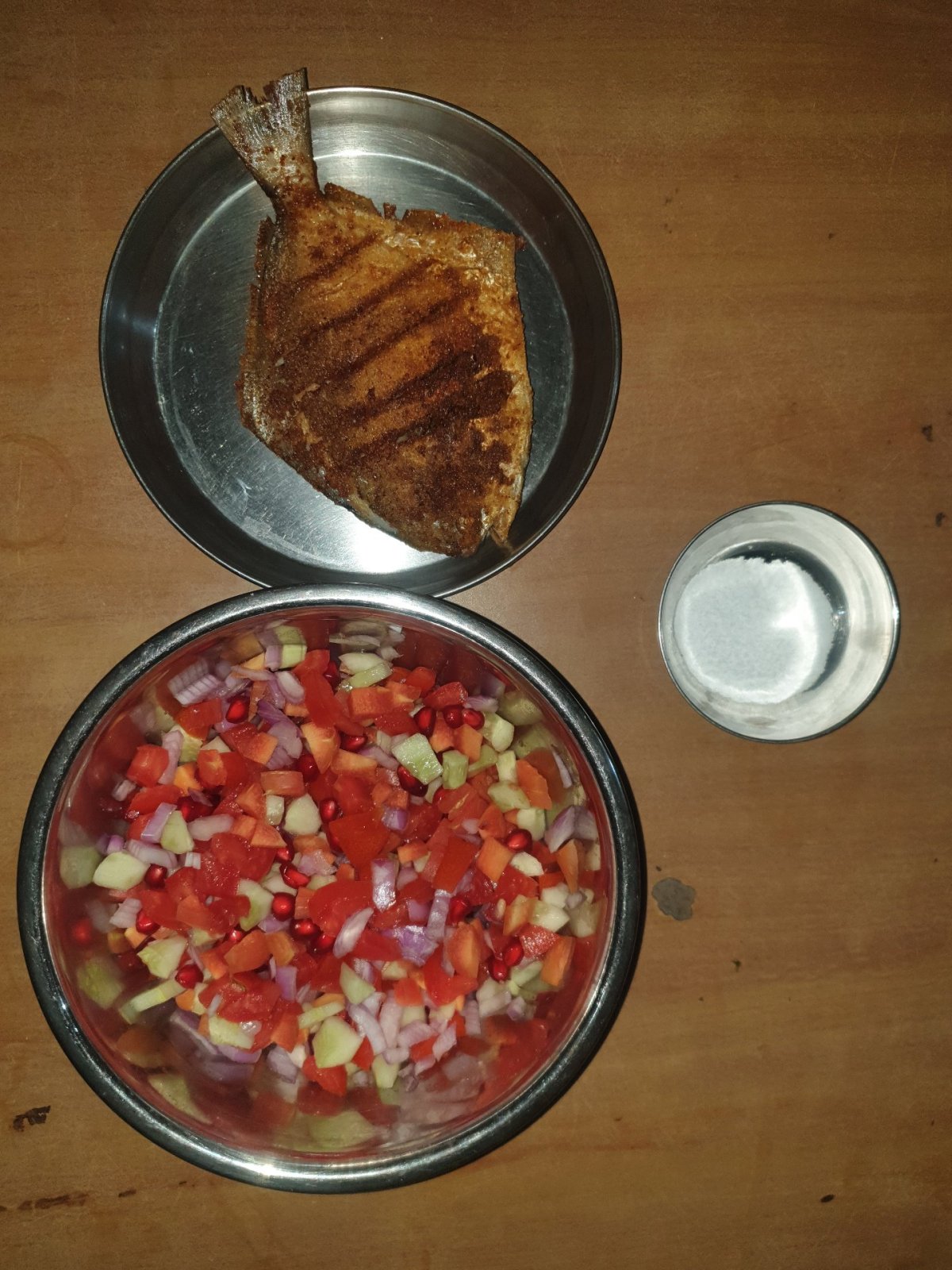 Na štědrovečerní večeři jsem si přál rybu z místních vod a zeleninový salát, který byl vyšperkován granátovým jablkem