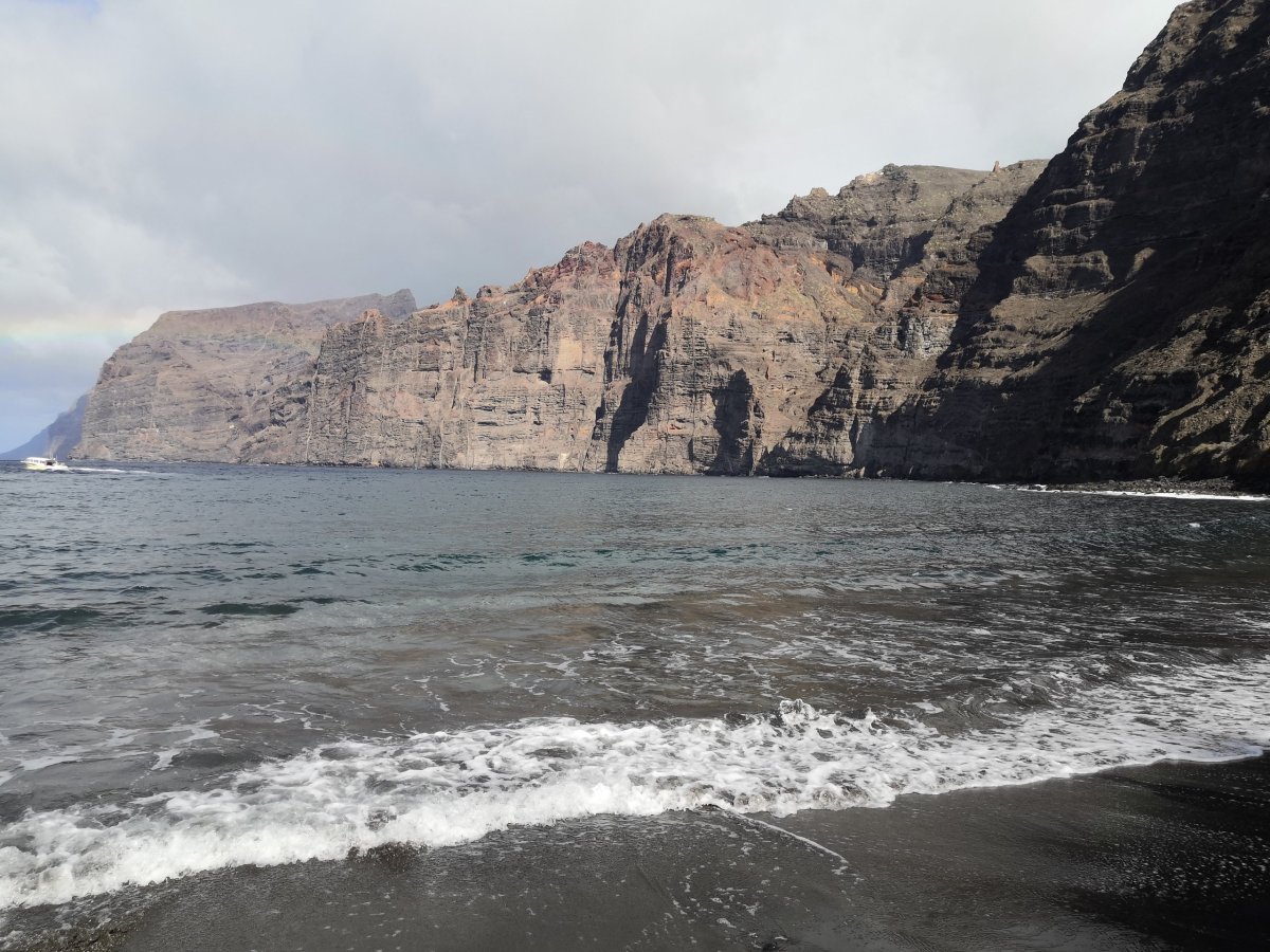 Útesy Los Gigantes z pláže