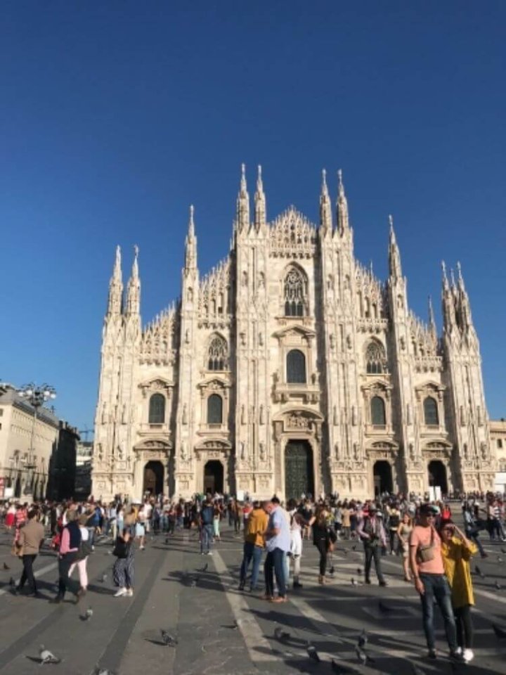 Pohled na katedrálu z náměstí