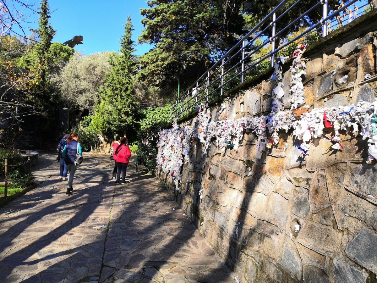 Zeď plná lístečků se vzkazy