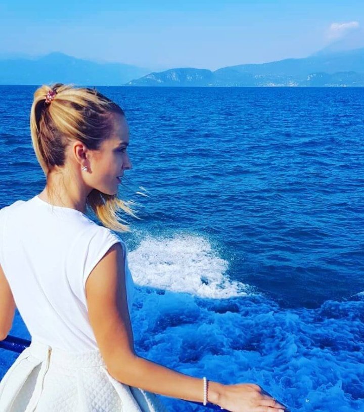 Cesta lodí, vítr ve vlasech