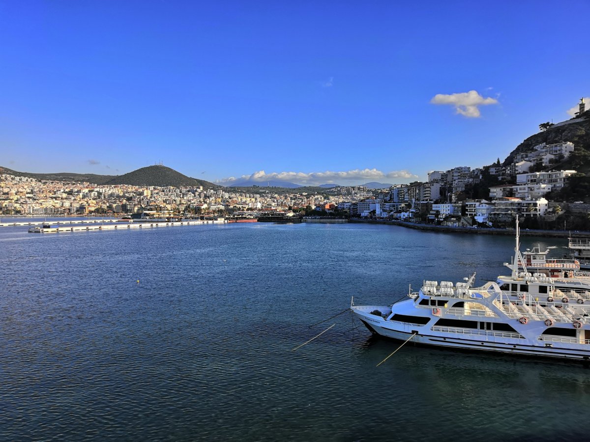 Město Kusadasi, vpravo nahoře Atatürk