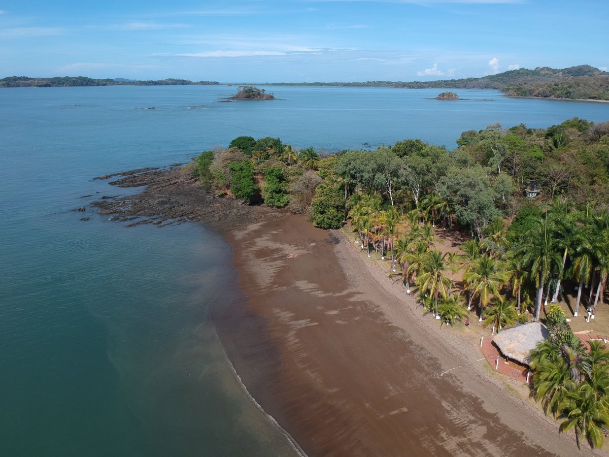 Pláž pod hotelem na ostrově Boca Brava