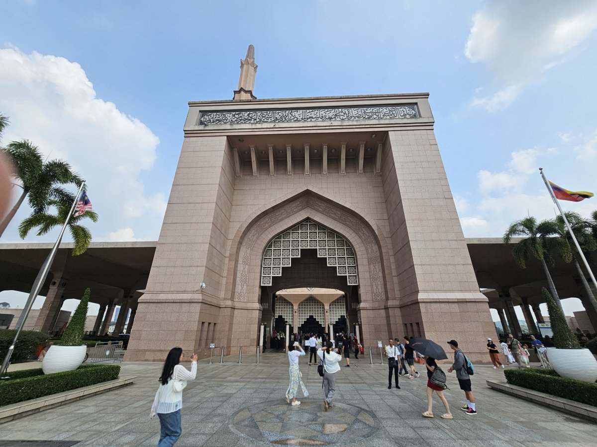 Vchod do mešity Putra