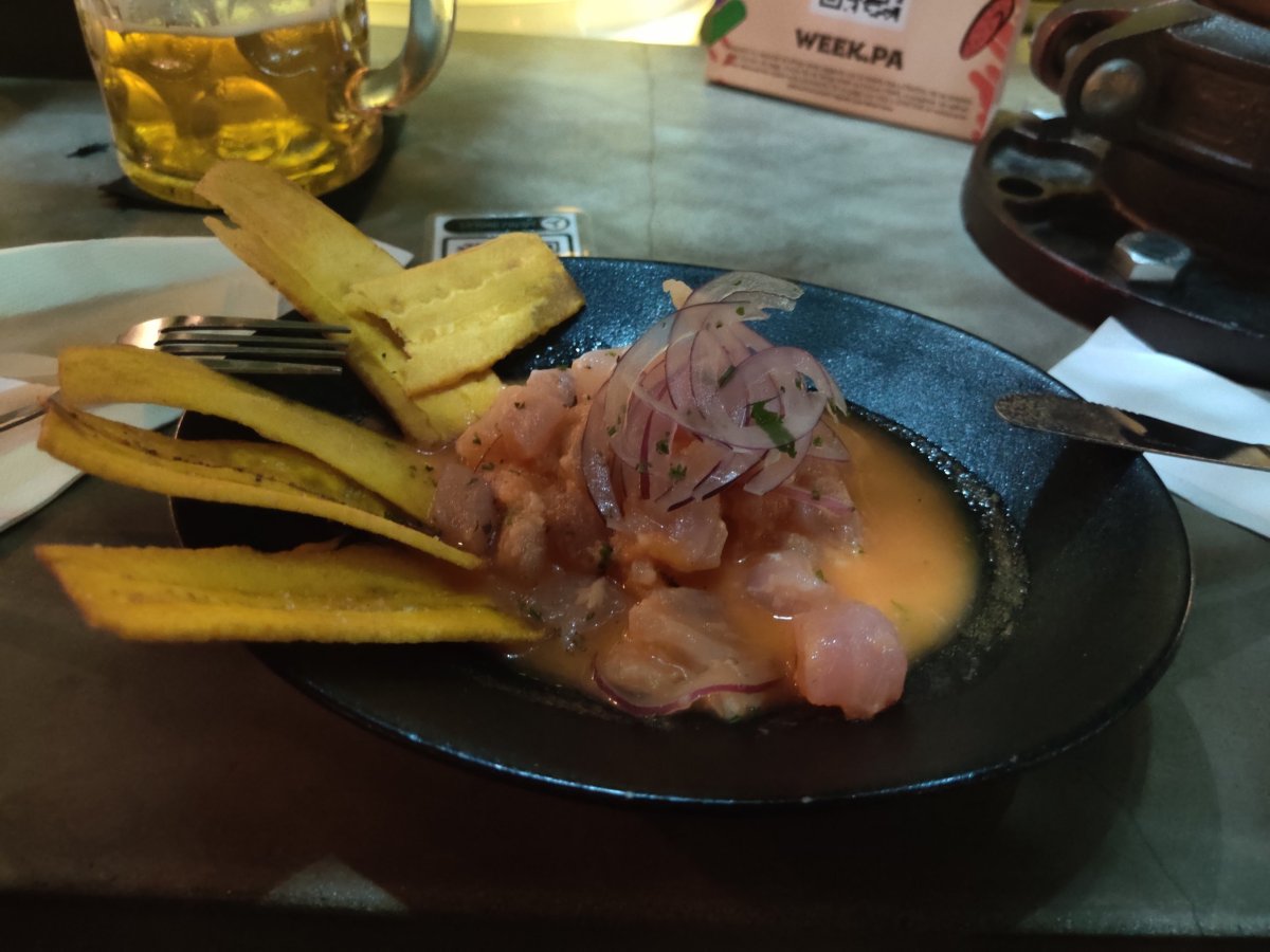 Ceviche - tradiční pokrm - syrová ryba