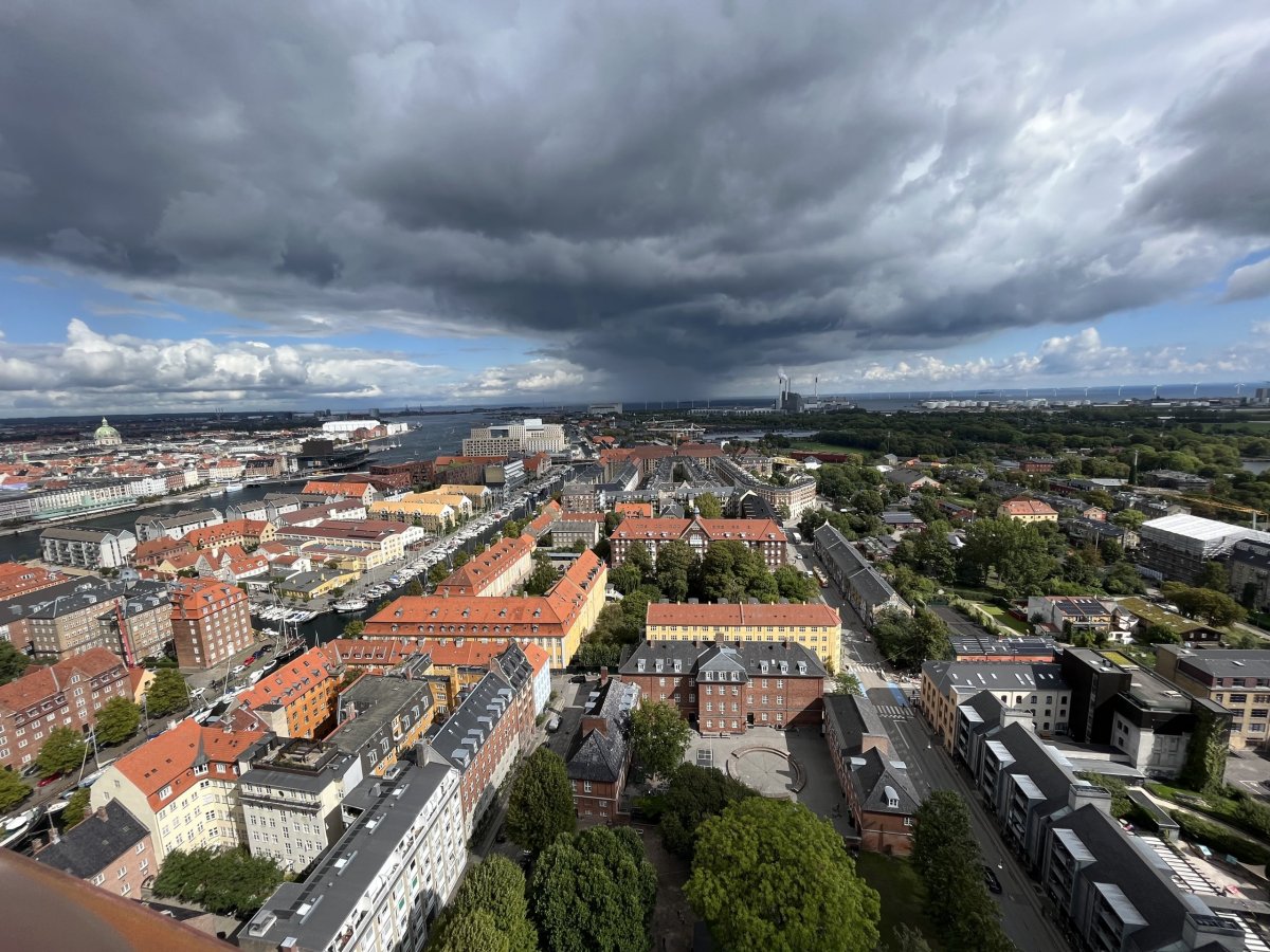 Dramatický výhled s přicházející bouřkou z věže kostela