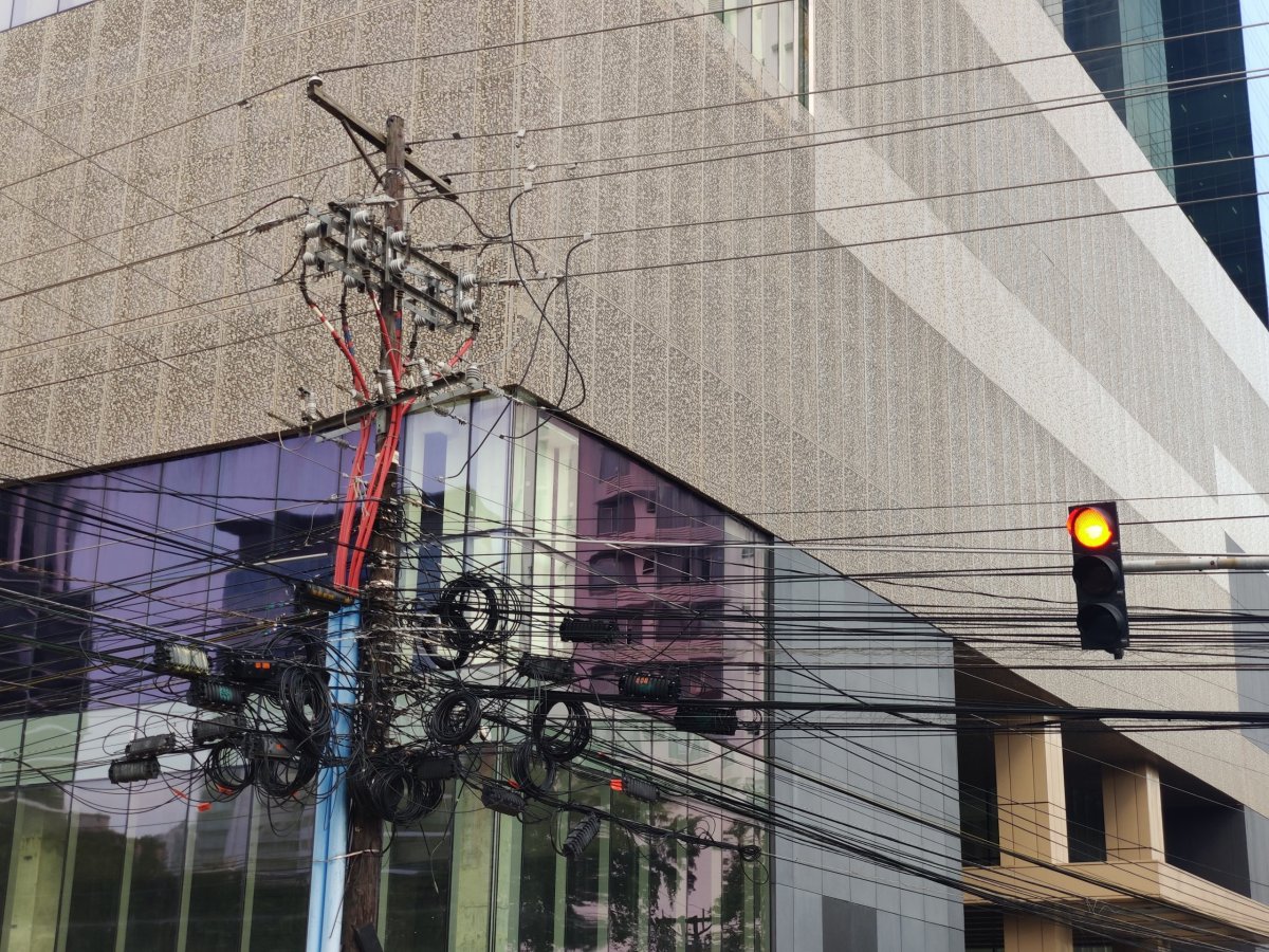 Panama City - změť kabelů