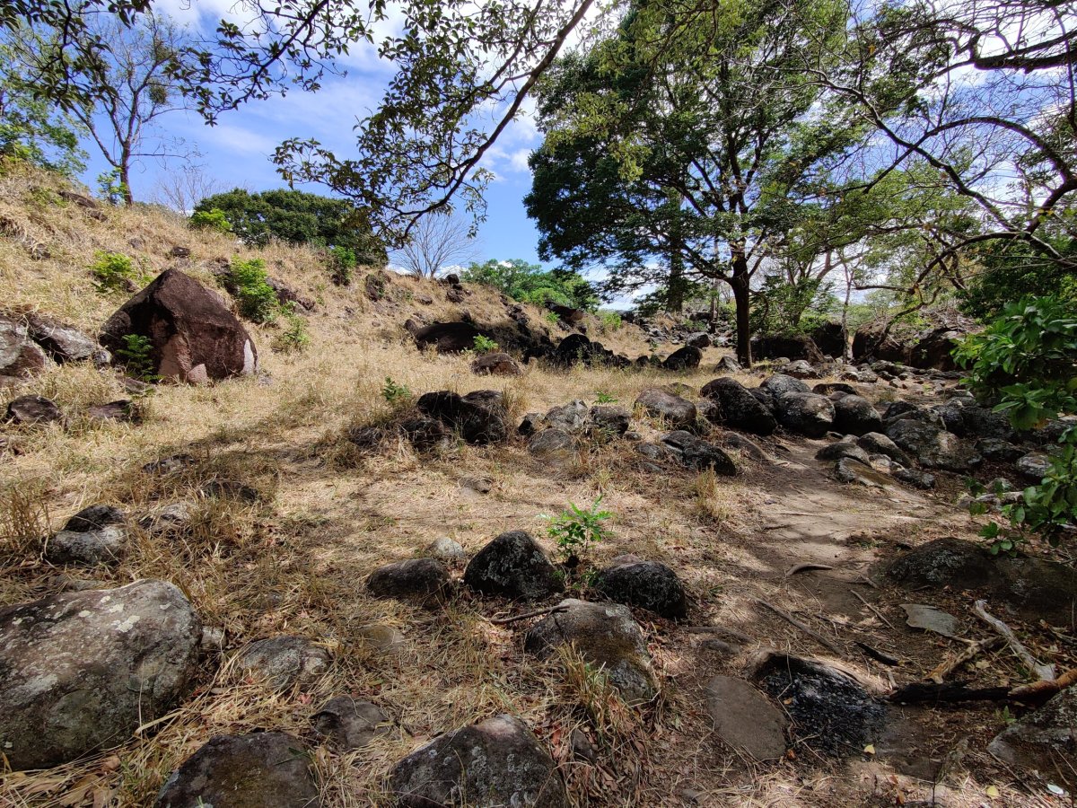 Cestou k Jagüatta Waterfall (v okolí je plno takové krajiny pokryté černými kameny)