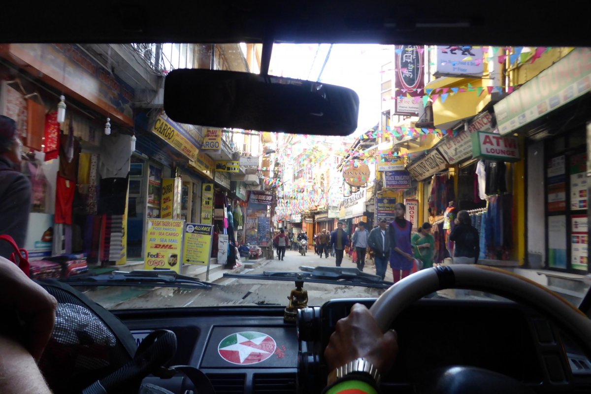 Projíždíme rušné ulice Káthmandú