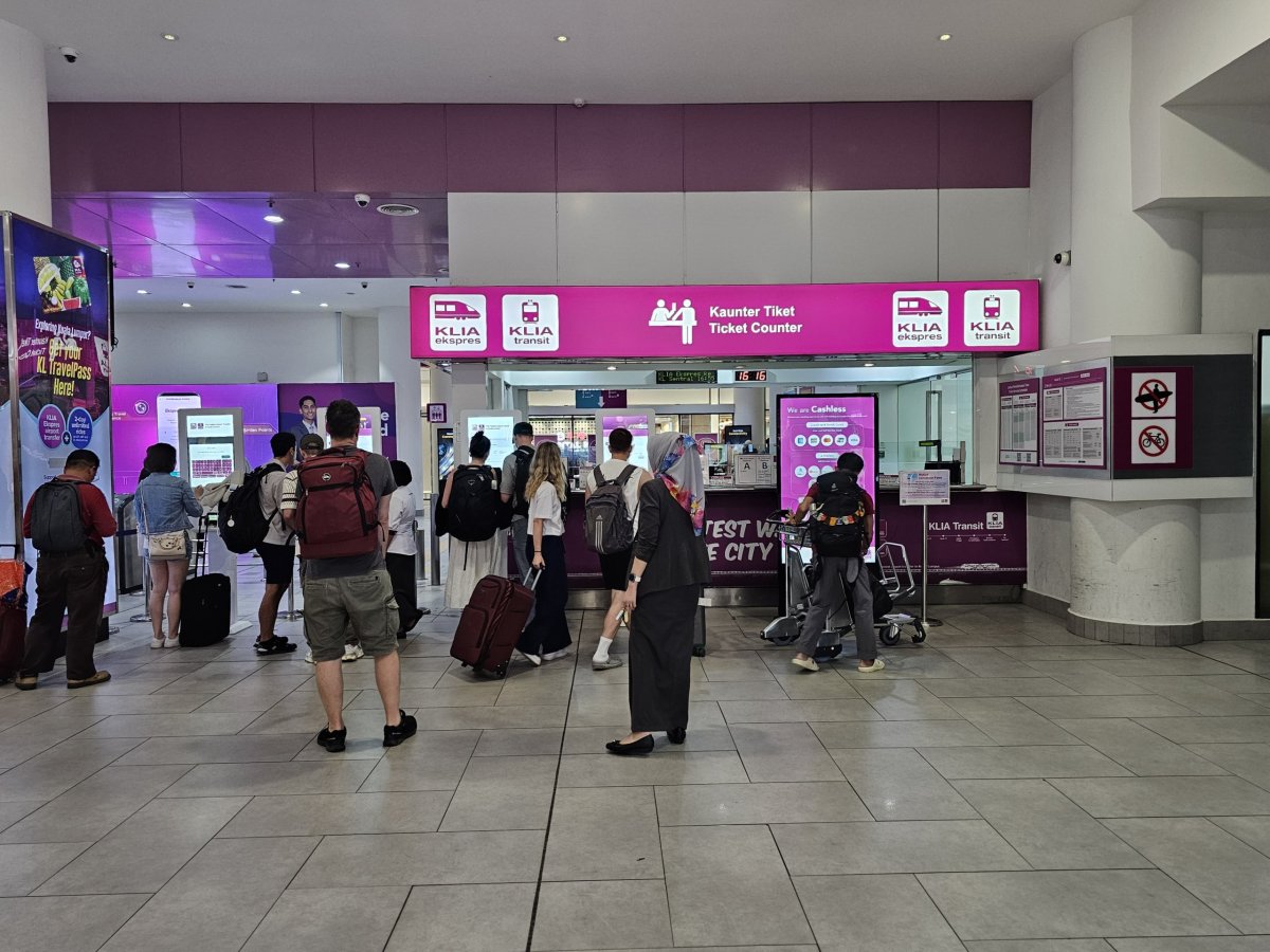 Pokladny, vlaky KLIA