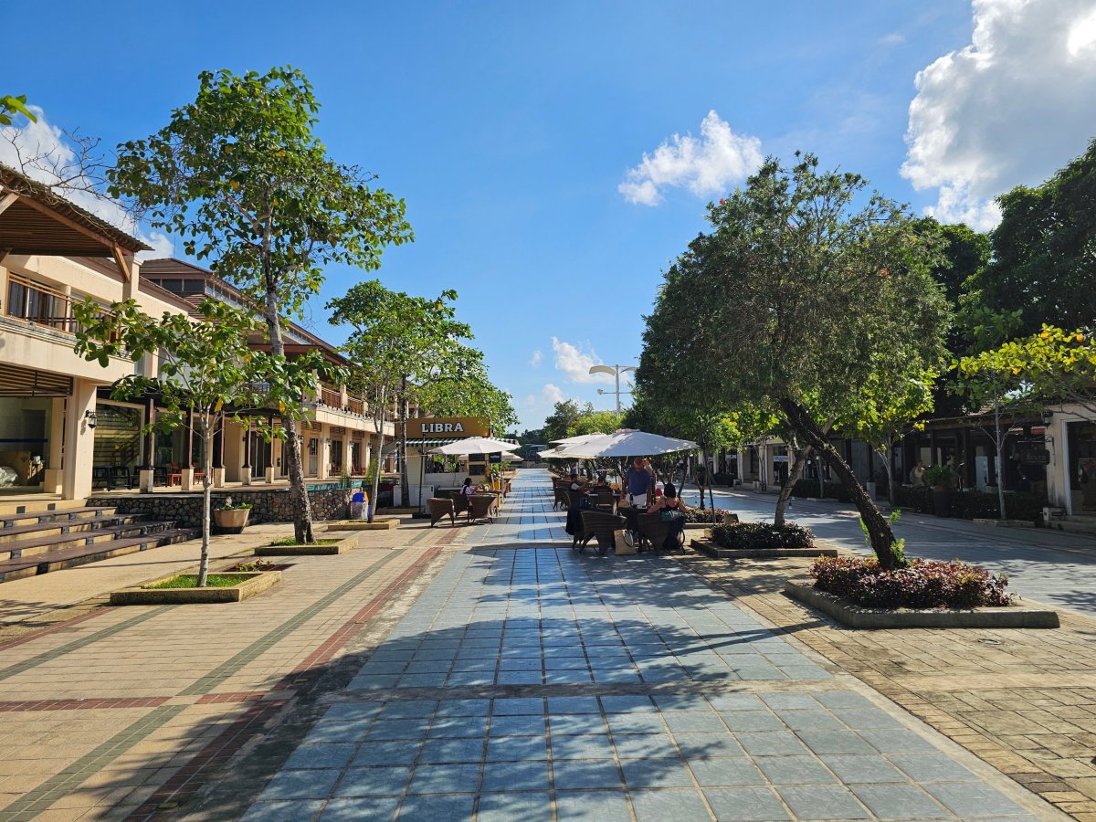Nákupní ulice mezi odletovou a příletovou halou, veřejná část