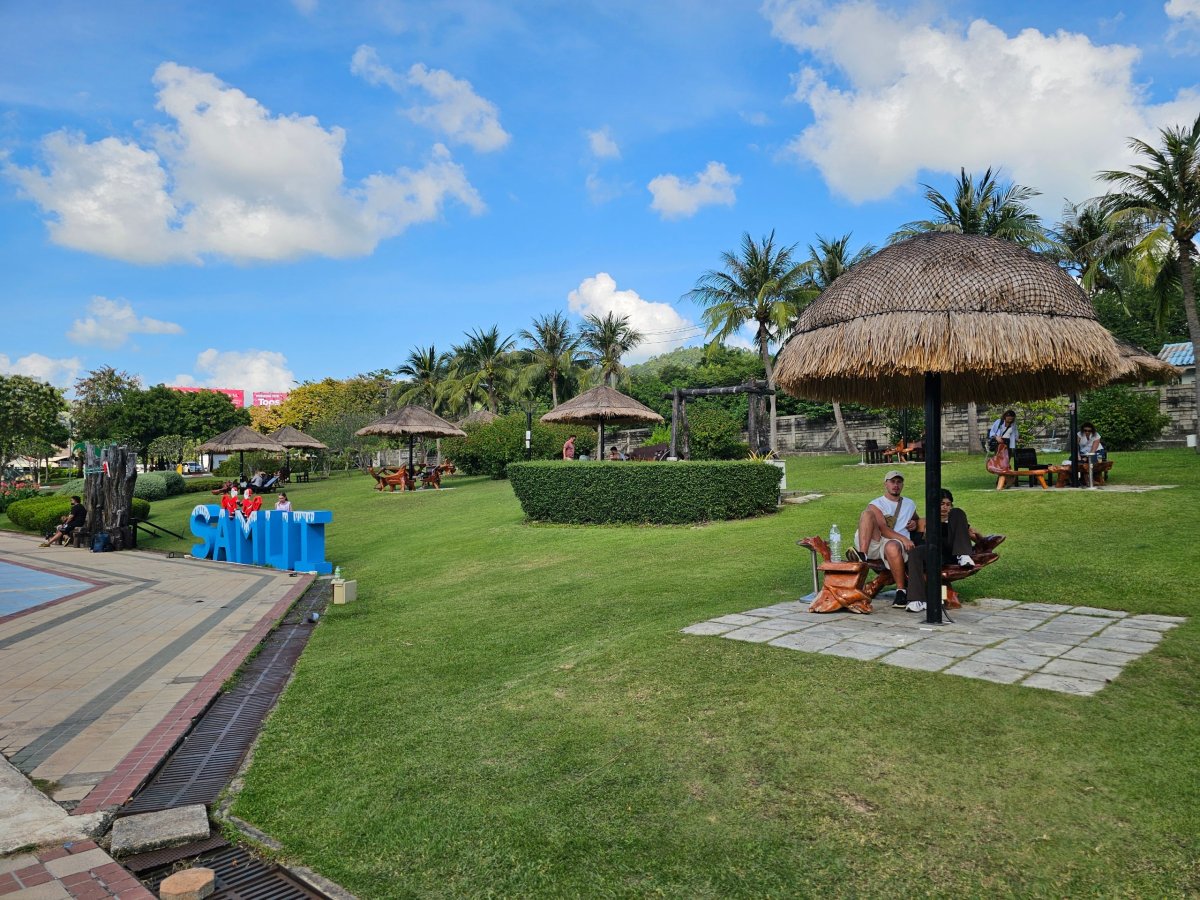 Altánky před letištěm, veřejná část