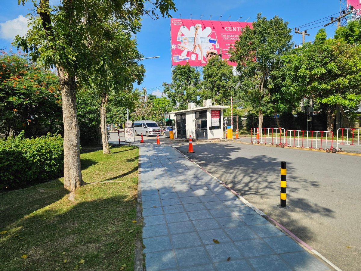 Cesta směr ke stanovišti Bolt / Grab mimo areál letiště